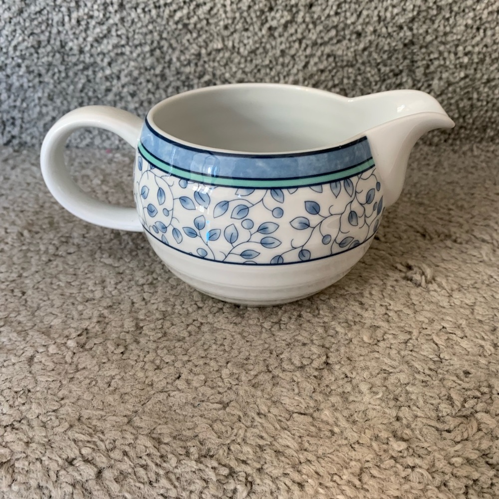 Mikasa Susanne gravy boat,gently used. Also used as a creamer.